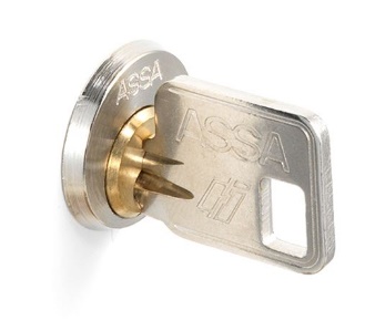 Nyckel som sitter i ett lås från Assa